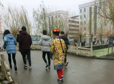 ����һ��У����ÿ�촩�������n