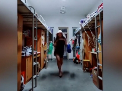 ����һ��УŮ����������ˮ���ߡ��S���㡱