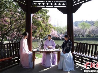 �Ͼ����b��Ů��(hu�� )��Ī������Ļ���(hu�� )��